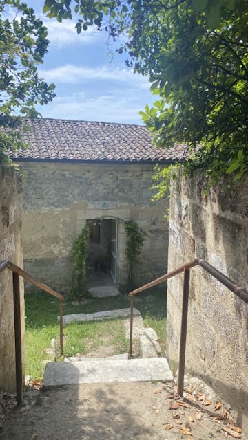 Discover the excellence of Saint-Émilion's grands crus with U'wine at Château Bellevue.